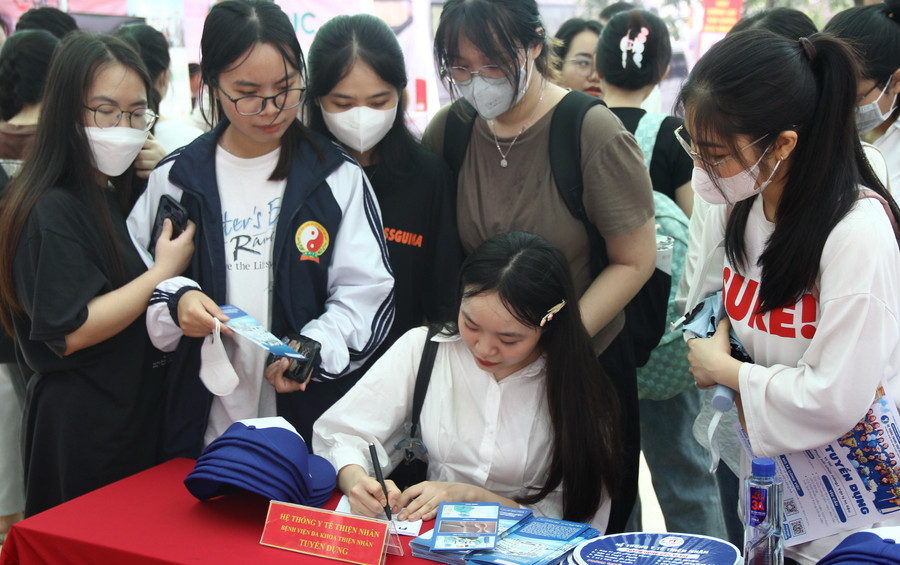 Sinh viên Ngô Thị Vui đăng ký thông tin cá nhân với doanh nghiệp. Sinh viên Ngô Thị Vui đăng ký thông tin cá nhân với doanh nghiệp.