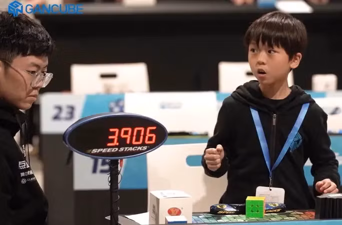 Lần giải quyết thứ hai của Yiheng trong 3,90 giây là nhanh thứ năm từng được ghi nhận trong cuộc thi. Lần giải quyết thứ hai của Yiheng trong 3,90 giây là nhanh thứ năm từng được ghi nhận trong cuộc thi.