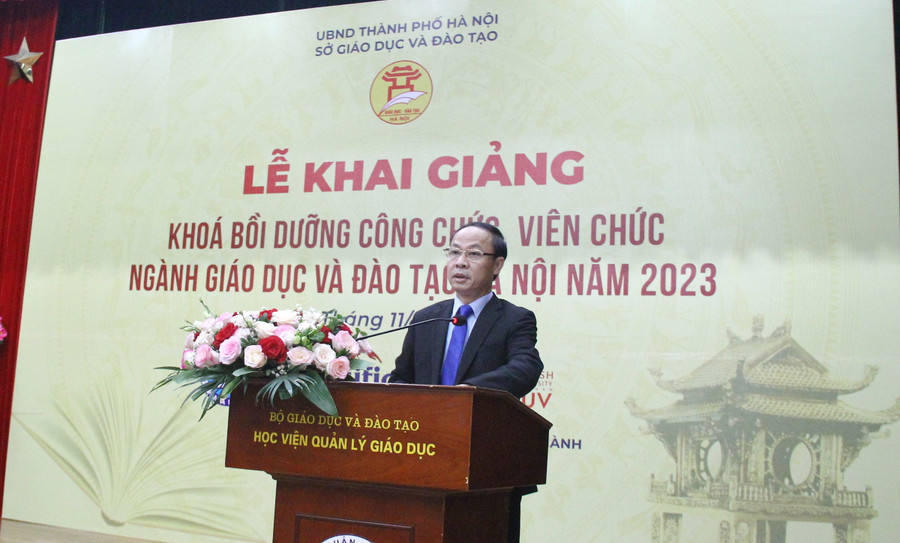 Ông Nguyễn Quang Tuấn – Phó Giám đốc Sở GD&ĐT Hà Nội phát biểu tại Lễ khai giảng. Ông Nguyễn Quang Tuấn – Phó Giám đốc Sở GD&ĐT Hà Nội phát biểu tại Lễ khai giảng.