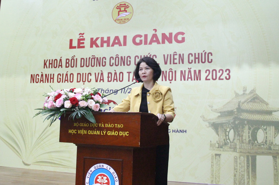 PGS.TS Nguyễn Thị Thu Hằng - Bí thư Đảng ủy, Chủ tịch Hội đồng Học viện Quản lý giáo dục trao đổi tại lễ khai giảng. PGS.TS Nguyễn Thị Thu Hằng - Bí thư Đảng ủy, Chủ tịch Hội đồng Học viện Quản lý giáo dục trao đổi tại lễ khai giảng.