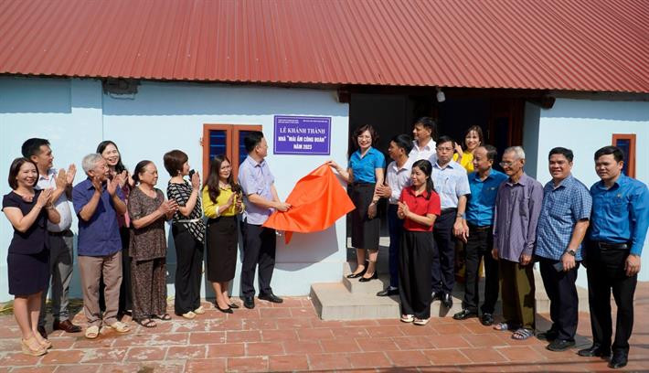 Gia đình thầy giáo Nguyễn Anh Tú đón nhận &quot;Mái ấm công đoàn&quot;.