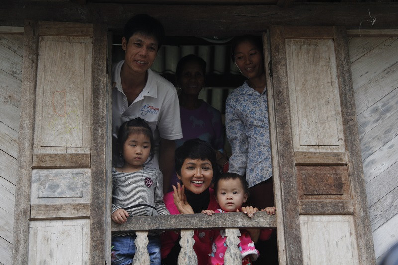 Hoa hậu tới thăm và tặng quà gia đình có hoàn cảnh khó khăn tại xã Quy Hướng