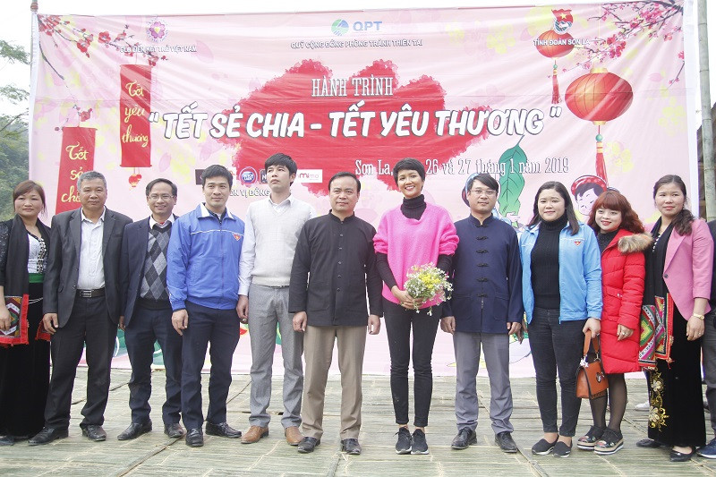 Ban tổ chức trao quà cho các em học sinh có hoàn cảnh khó khăn tại Sơn La