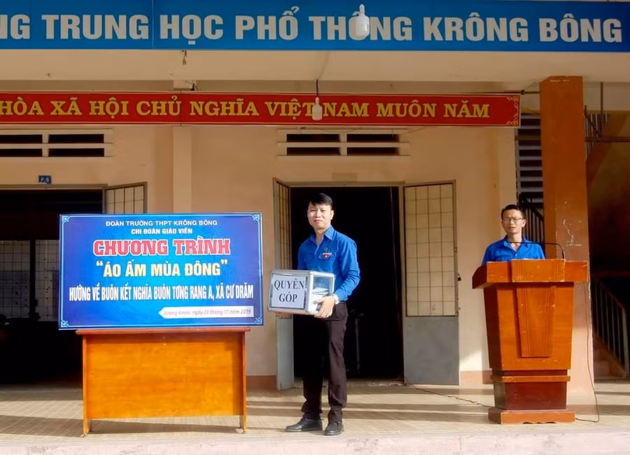 Thầy Lân trong một buổi Lễ phát động quyên góp, hỗ trợ buôn kết nghĩa.