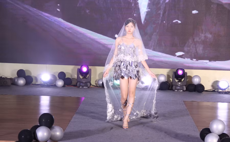 Sinh viên Trường ĐH Công nghiệp Dệt May Hà Nội tự tin trình diễn thời trang.