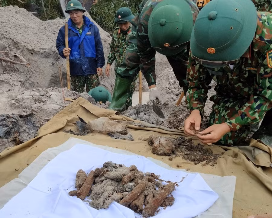 Lực lượng chức năng cất bốc hài cốt liệt sĩ.