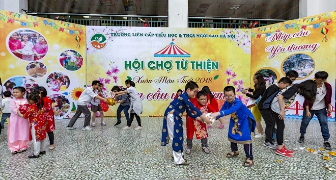 Tiết mục văn nghệ tại Hội chợ "sẻ chia yêu thương" của Trường Ngôi Sao Hà Nội