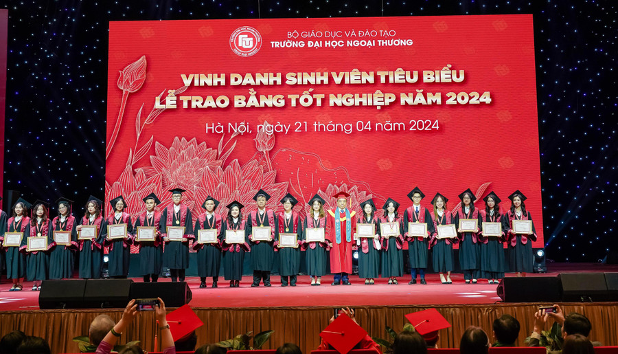 PGS.TS Bùi Anh Tuấn - Hiệu trưởng Nhà trường trao bằng cho các tân cử nhân.