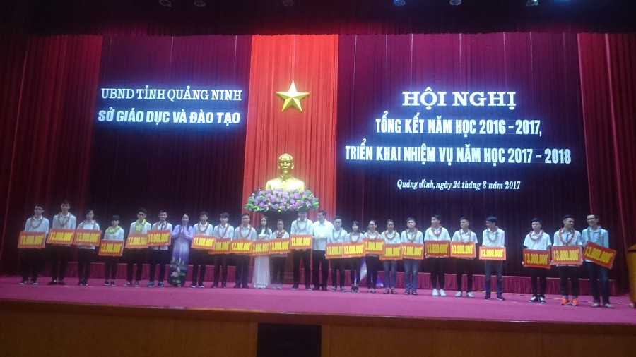 Tằng quà trị giá 13 triệu mỗi xuất cho 157 học sinh đạt kết quả thi THPT cao nhất