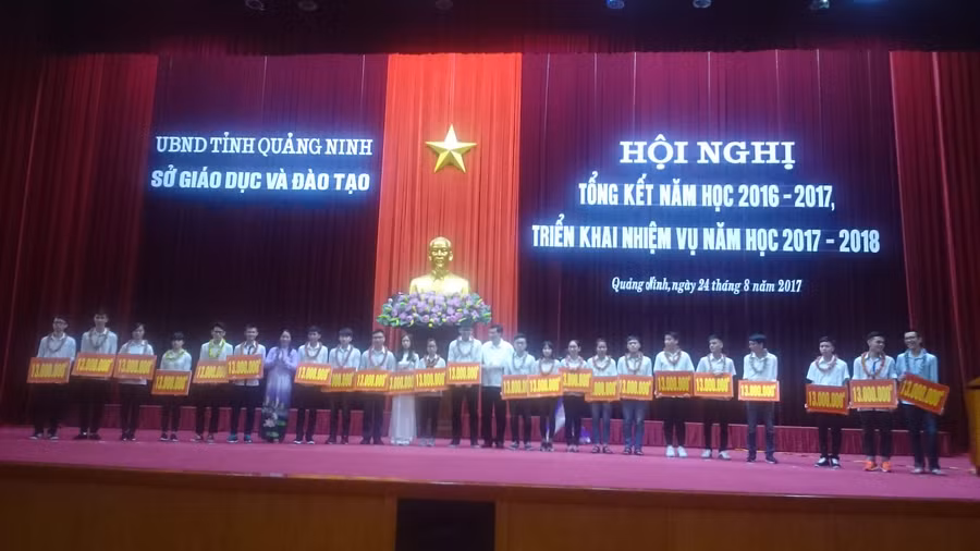 Tằng quà trị giá 13 triệu mỗi xuất cho 157 học sinh đạt kết quả thi THPT cao nhất Tằng quà trị giá 13 triệu mỗi xuất cho 157 học sinh đạt kết quả thi THPT cao nhất