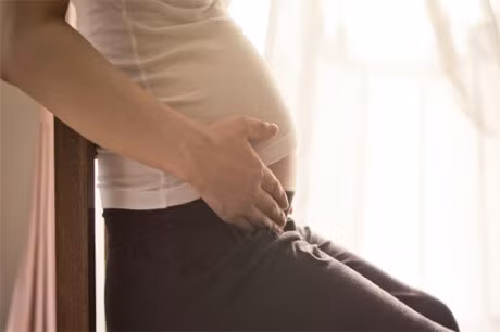 Mang thai, me ngoi khong dung cach vo tinh gay hai thai nhi - Anh 1