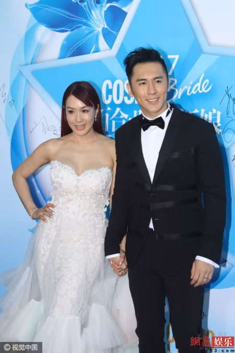 Sao nu U50 goc Viet goi cam ben chong tre tren tham do - Anh 1