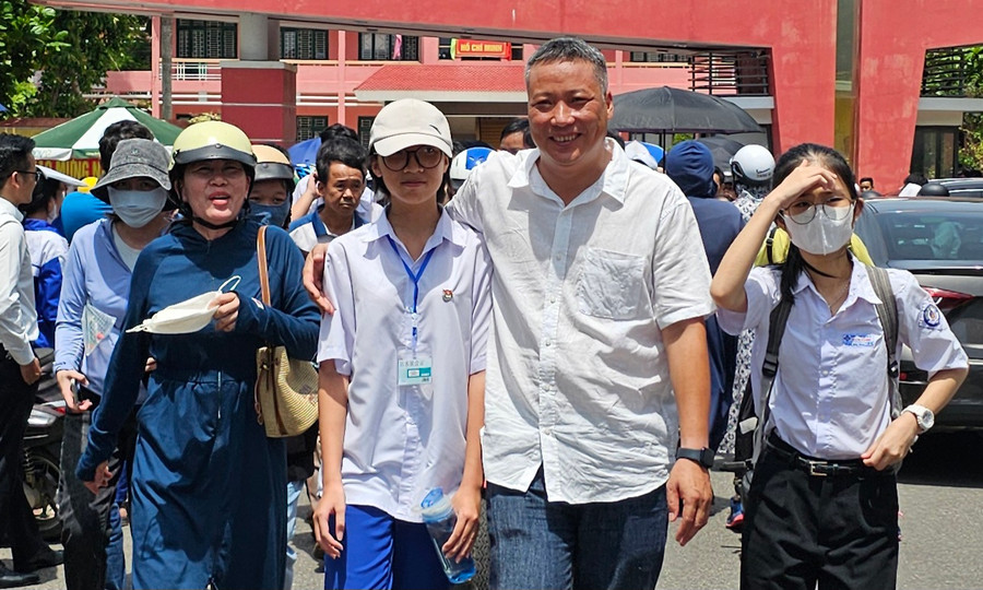 Phụ huynh đón thí sinh rời trường thi.