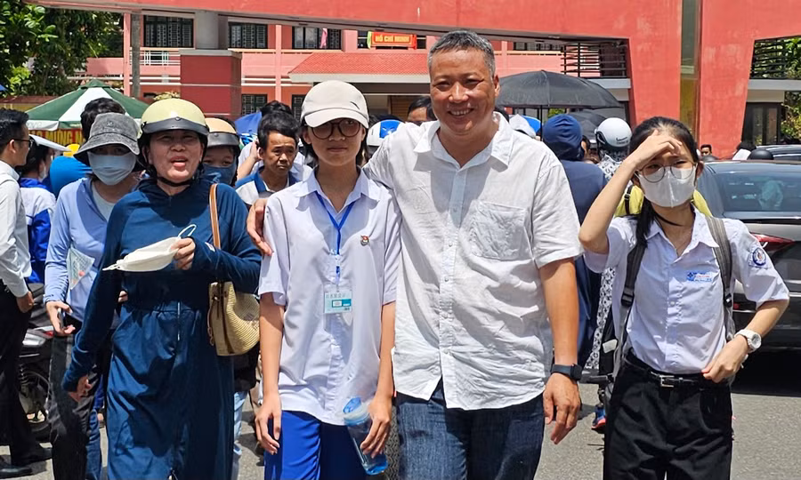 Phụ huynh đón thí sinh rời trường thi.