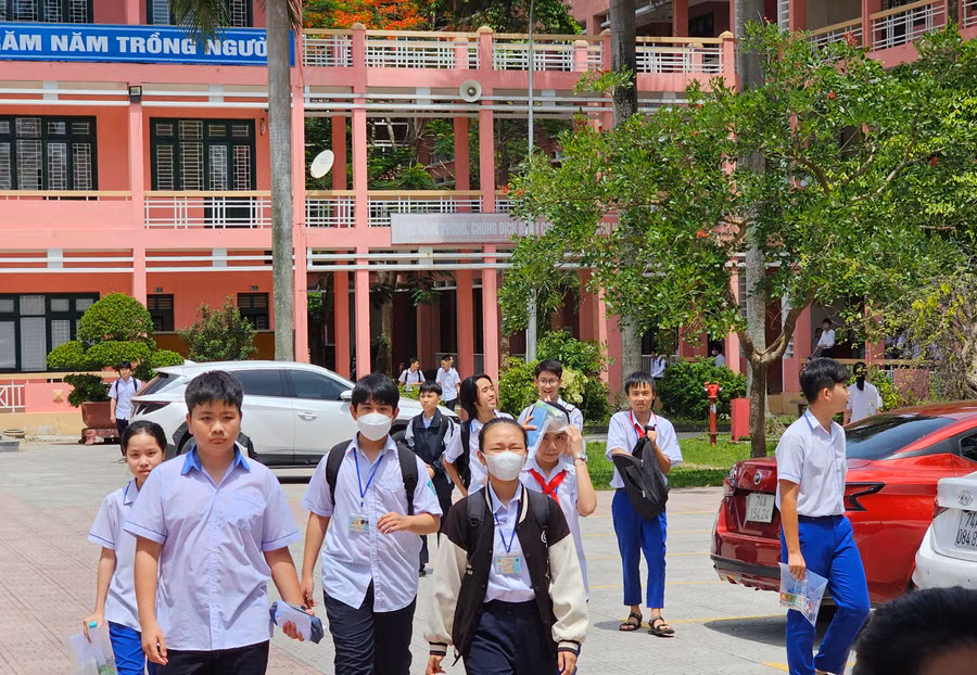 Thí sinh dự thi ở điểm thi Trường THPT chuyên Lê Qúy Đôn.