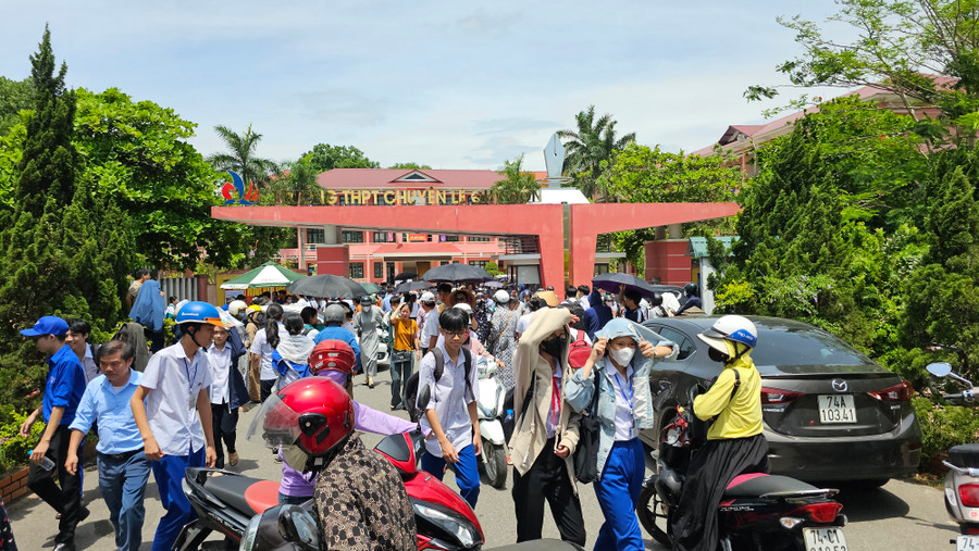 Thí sinh hoàn thành buổi thi đầu tiên.