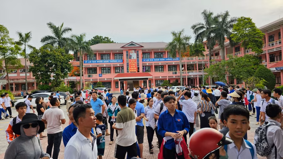 Thí sinh thoải mái rời phòng thi sau khi hoàn thành môn Văn.