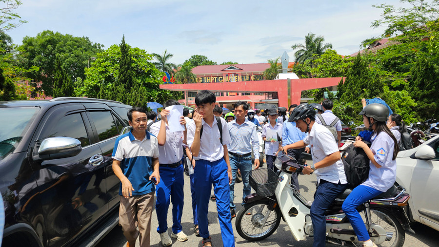 Thí sinh vui vẻ rời phòng thi sau khi hoàn thành 2 môn thi.