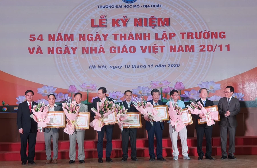 Thứ trưởng Hoàng Minh Sơn (ngoài cùng bên phải) trao Bằng khen của Thủ tướng Chính phủ cho các cá nhân đạt thành tích xuất sắc