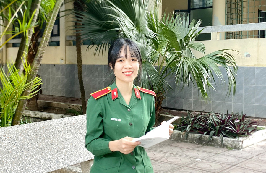Phút thư giãn của Bùi Thị Thoa tại Học viện Kỹ thuật Quân sự. Phút thư giãn của Bùi Thị Thoa tại Học viện Kỹ thuật Quân sự.