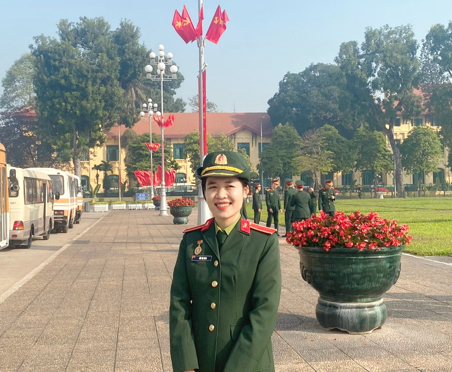 Bùi Thị Thoa trong ngày báo công dâng Bác tại Lăng Chủ tịch Hồ Chí Minh. Bùi Thị Thoa trong ngày báo công dâng Bác tại Lăng Chủ tịch Hồ Chí Minh.