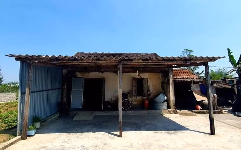 Ngôi nhà xập xệ như túp lều của 2 mẹ con em Huyền.