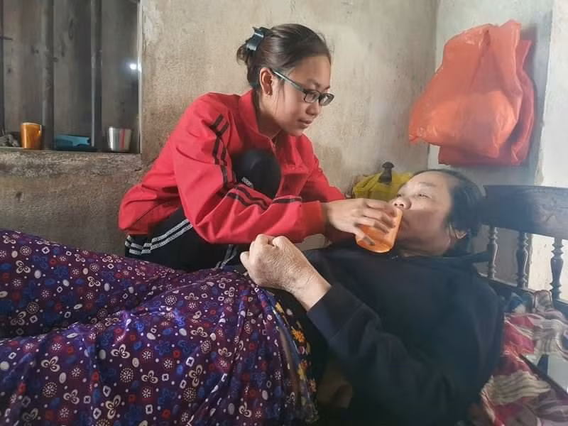 Sau khi tốt nghiệp THPT, Huyền phải từ bỏ giấc mơ giảng đường để ở nhà bươn chải chăm mẹ liệt giường.