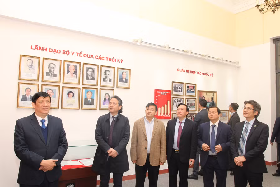 Bộ trưởng Nguyễn Thanh Long mong muốn nhà trường cùng với ngành Y tế thực hiện tốt nhiệm vụ chống dịch Covid-19.