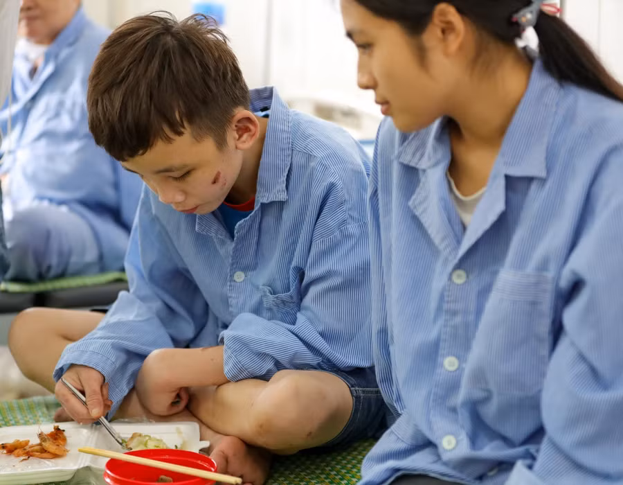 Sau thời gian chữa trị bệnh, Duy đã trở về quê và bày tỏ nguyện vọng muốn được đi học tiếp.