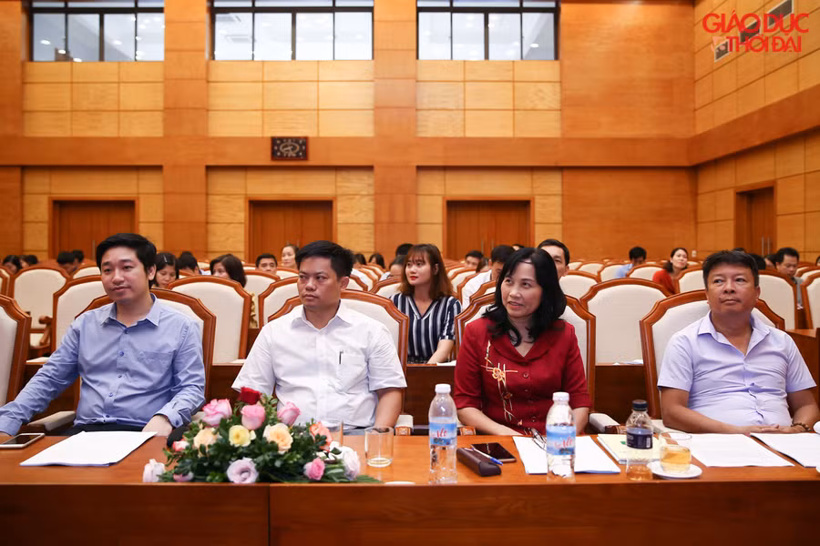 Chương trình tập huấn sẽ diễn ra trong 02 ngày, trong đó các đại biểu tham dự sẽ nghe những chuyên gia đầu ngành trong lĩnh vực giáo dục Chương trình tập huấn sẽ diễn ra trong 02 ngày, trong đó các đại biểu tham dự sẽ nghe những chuyên gia đầu ngành trong lĩnh vực giáo dục