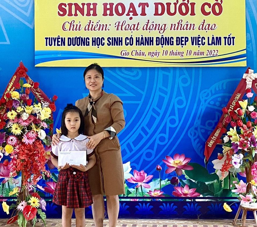 Nhà trường tuyên dương hành động của học sinh lớp 1.