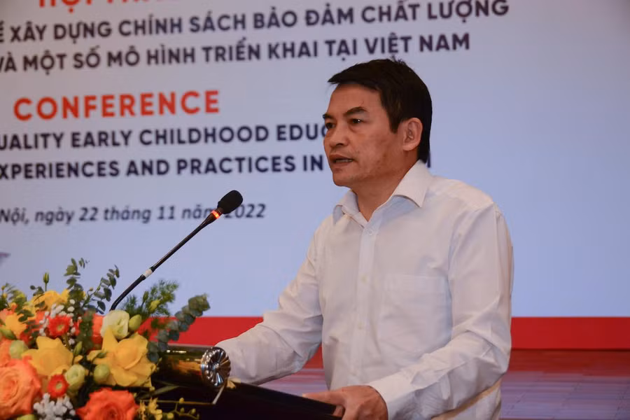 Phó cục trưởng Phạm Tuấn Anh trình bày Tổng quan về đội ngũ giáo viên và nhân viên nuôi dưỡng trong GDMN.