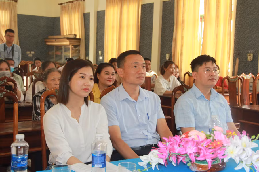 Các đại biểu tham dự lễ trao học bổng.