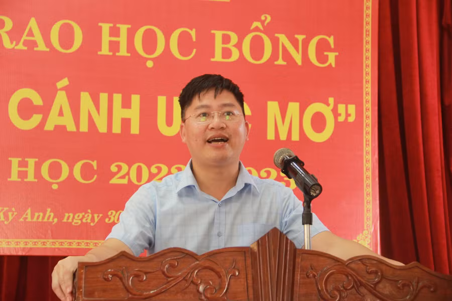 Ông Nguyễn Văn Chung, Phó Chủ tịch UBND thị xã Kỳ Anh ghi nhận những đóng góp, hỗ trợ của Quỹ Minh Đức đến phong trào khuyến học, khuyến tài của địa phương.