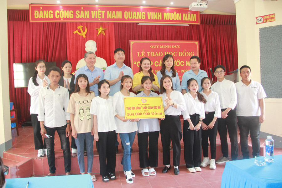 Đại diện Quỹ Minh Đức trao biểu trưng số tiền 504 triệu đồng hỗ trợ SV nghèo vượt khó năm học 2022-2023. Đại diện Quỹ Minh Đức trao biểu trưng số tiền 504 triệu đồng hỗ trợ SV nghèo vượt khó năm học 2022-2023.