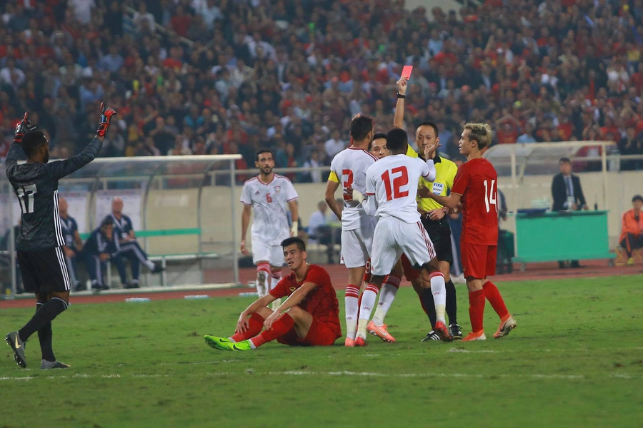 Tình huống phạm lỗi dẫn tới chiếc thẻ đỏ của đội tuyển UAE. Tình huống phạm lỗi dẫn tới chiếc thẻ đỏ của đội tuyển UAE.