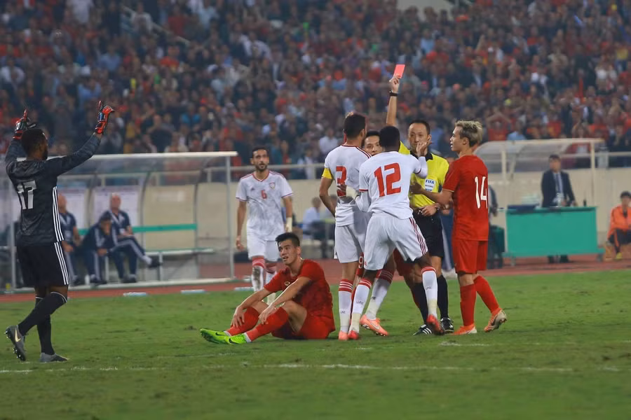 Tình huống phạm lỗi dẫn tới chiếc thẻ đỏ của đội tuyển UAE.