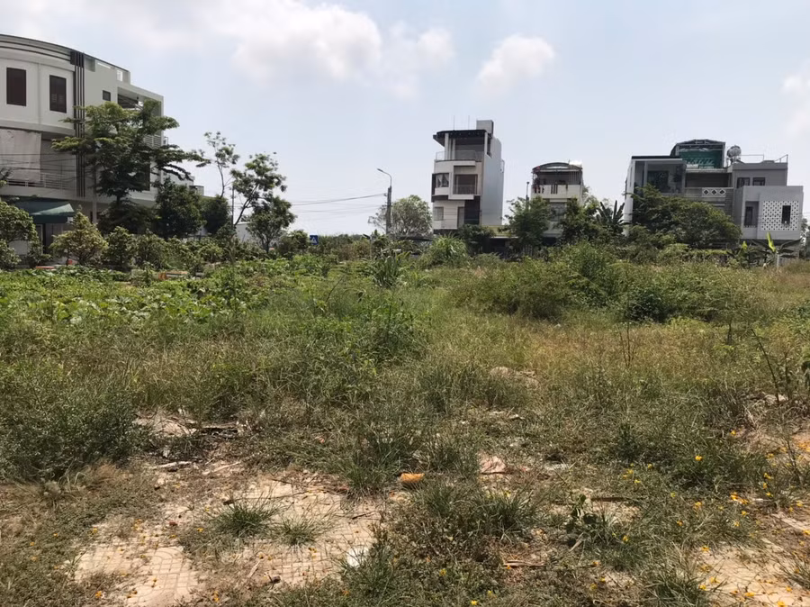 Những bãi đất trống dễ trở thành những điểm nóng rác thải nếu người dân không có ý thức giữ gìn.( Ảnh Phòng TN&amp;MT quận Thanh Khê)