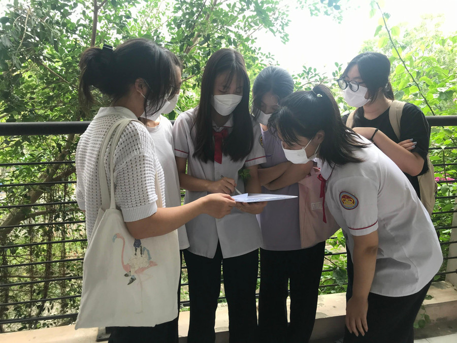 Các thí sinh vui với Đề thi văn và tự tin với bài làm của mình Các thí sinh vui với Đề thi văn và tự tin với bài làm của mình