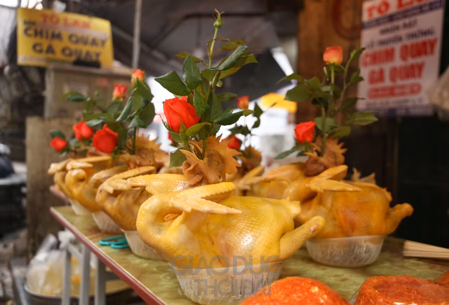 Theo tiểu thương tại chợ cho biết lượng gà được đáp ứng thường xuyên, nên sẽ không còn cảnh tranh giành, xếp hàng đợi mua như trước.