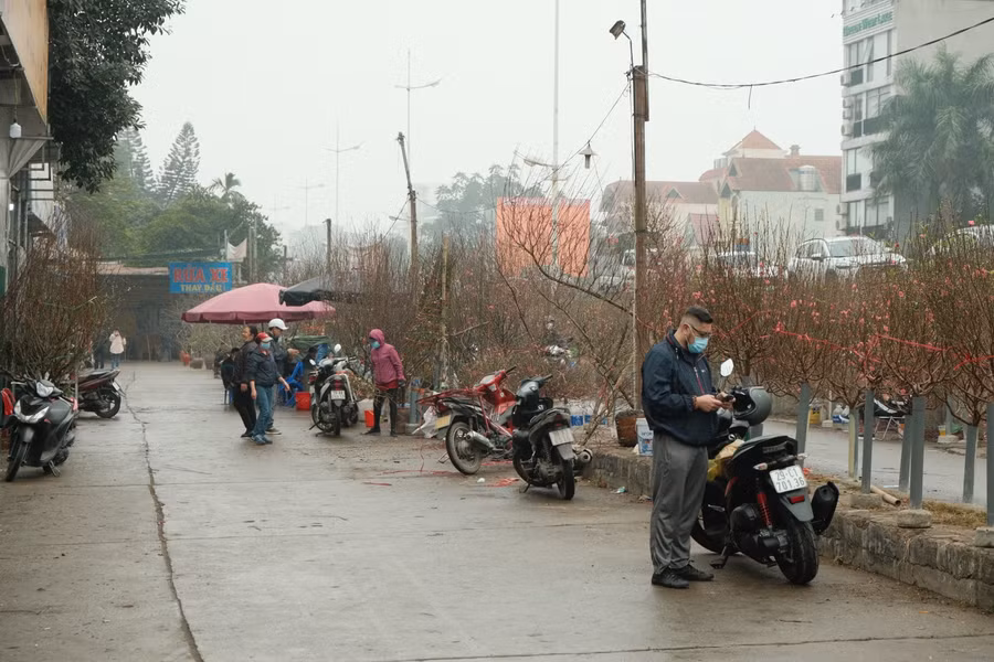 Dù là ngày cuối tuần, nhưng lượng khách vẫn rất thưa thớt so với cùng thời điểm này của những năm trước do người dân vẫn e ngại diễn biến phức tạp của tình hình dịch bệnh.