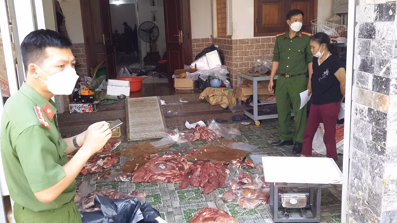 Cơ quan chức năng kiểm tra, bắt quả tang tại nhà một hộ dân đang có hành vi chế biến thịt lợn nái thành thịt nai bán ra thị trường.