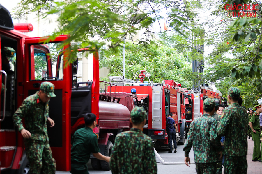 Khoảng 4h, xe chữa cháy của Bộ Tư lệnh Thủ đô được tăng cường đến hiện trường