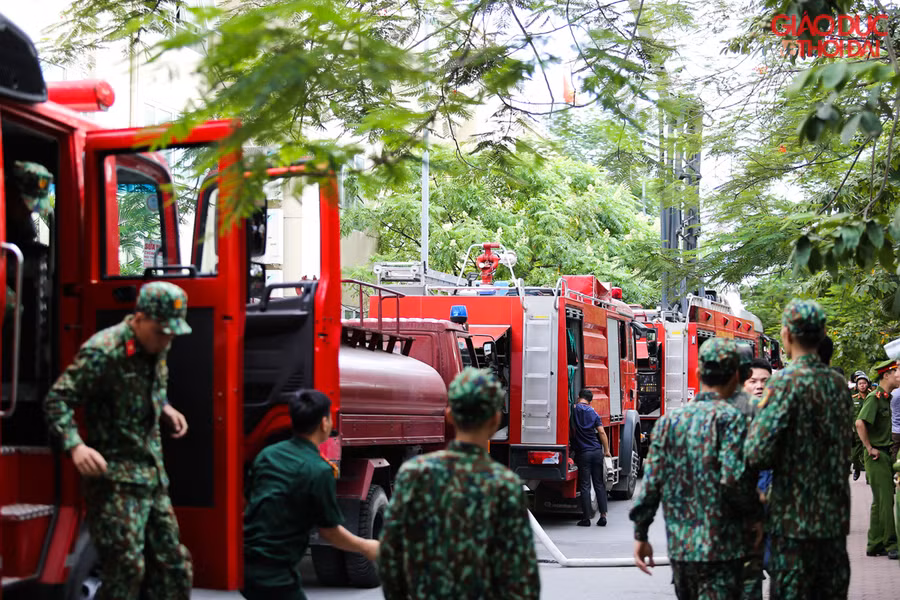 Khoảng 4h, xe chữa cháy của Bộ Tư lệnh Thủ đô được tăng cường đến hiện trường