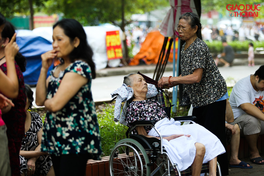 Những người cao tuổi trong chung cư được hàng xóm giúp đỡ đưa xuống dưới sân ngay khi có báo cháy