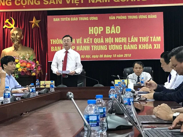 Phó Trưởng Ban Tuyên giáo T.Ư Bùi Trường Giang thông tin tại buổi họp báo