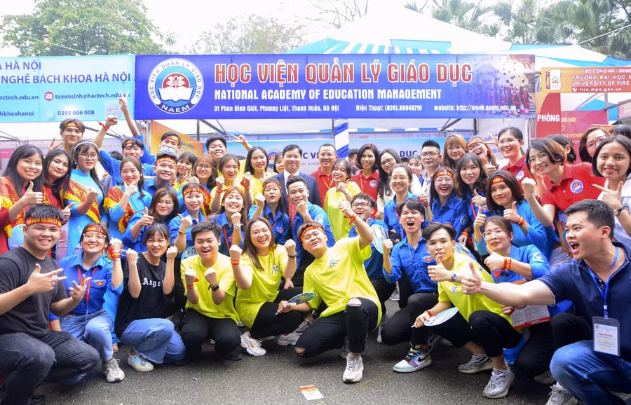 SV Học viện Quản lý Giáo dục được phát huy khả năng, tự rèn luyện, phấn đấu và trưởng thành trong các phong trào. SV Học viện Quản lý Giáo dục được phát huy khả năng, tự rèn luyện, phấn đấu và trưởng thành trong các phong trào.