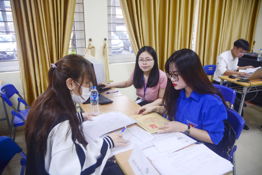 Sinh viên Học viện Quản lý Giáo dục tích cực tham gia các hoạt động tình nguyện - môi trường để các em rèn luyện, phát triển và có thêm nhiều cơ hội để được đứng trong hàng ngũ của Đảng.