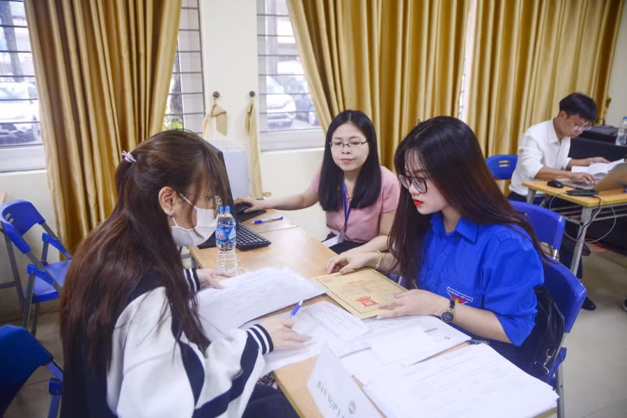 Sinh viên Học viện Quản lý Giáo dục tích cực tham gia các hoạt động tình nguyện - môi trường để các em rèn luyện, phát triển và có thêm nhiều cơ hội để được đứng trong hàng ngũ của Đảng. Sinh viên Học viện Quản lý Giáo dục tích cực tham gia các hoạt động tình nguyện - môi trường để các em rèn luyện, phát triển và có thêm nhiều cơ hội để được đứng trong hàng ngũ của Đảng.