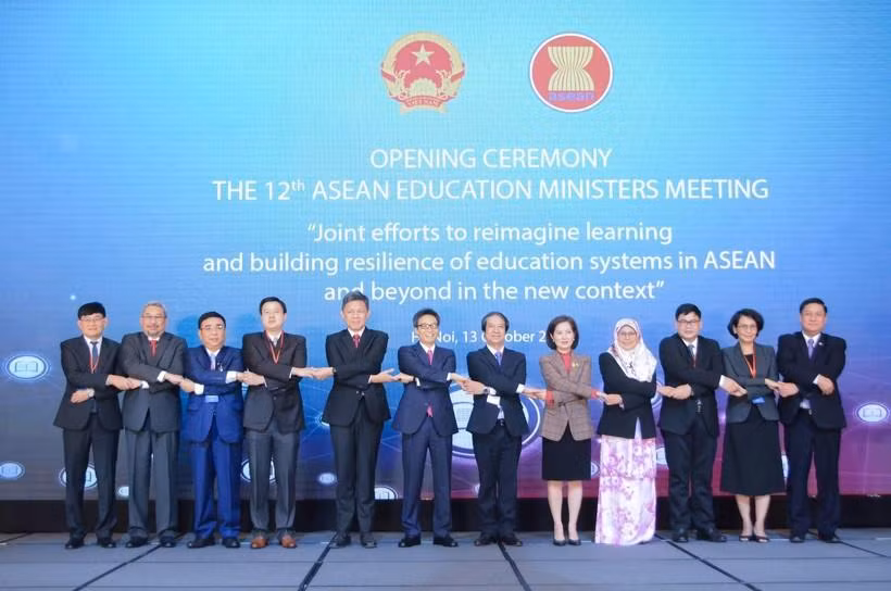 Phó Thủ tướng Chính phủ Vũ Đức Đam và Bộ trưởng, phụ trách giáo dục 10 nước ASEAN chụp ảnh lưu niệm tại lễ khai mạc hội nghị Bộ trưởng Giáo dục ASEAN lần thứ 12.